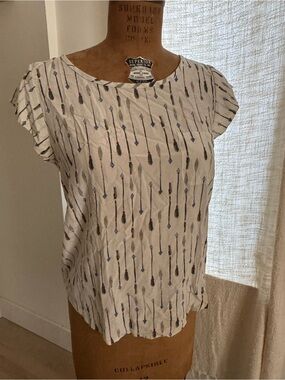 Joie Cream Arrow-Print Cap Sleeve Blouse 💯 Silk